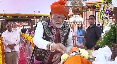 குஜராத் பழங்குடியினர் கோயிலில் பிரதமர் மோடி வழிபாடு!