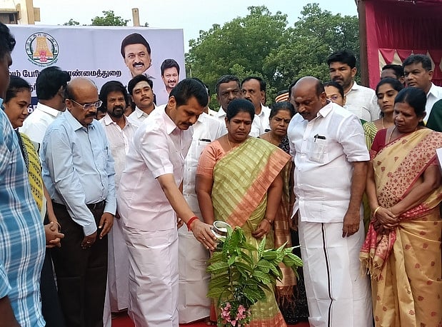 கரூரில் ரூ.13 கோடி மதிப்பில் வளா்ச்சிப் பணிகள் எம்எல்ஏ தொடங்கி வைத்தாா்!