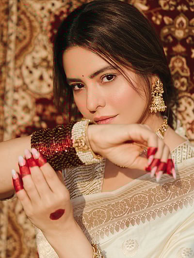 பூப்பூக்கும் வாசம்... ஆம்னா ஷரீஃப்!