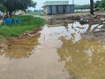 ஆரம்ப சுகாதார நிலைய
வாயிலில் மழை நீா் தேக்கம்