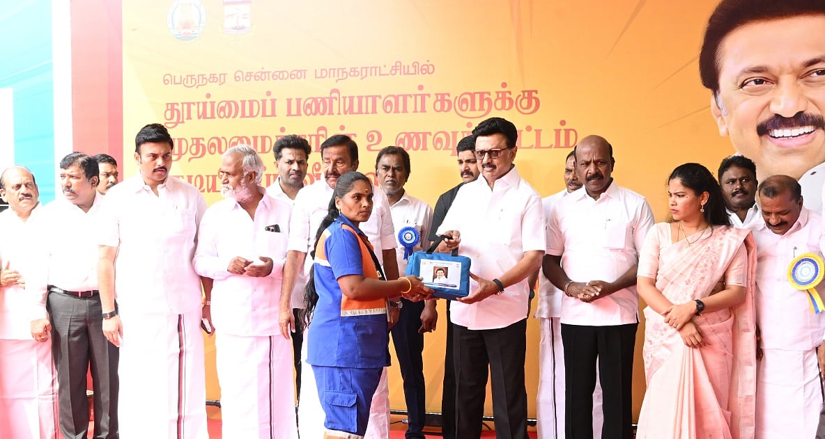 முதல்வரின் உணவுத் திட்டத்தை தொடங்கி வைத்து தூய்மைப் பணியாளர்களுக்கு உணவு வழங்கிய முதல்வர்.