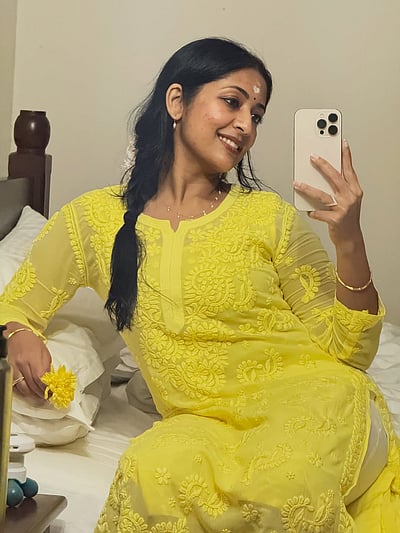 சாமந்தியின் ரசிகை... நவ்யா நாயர்!