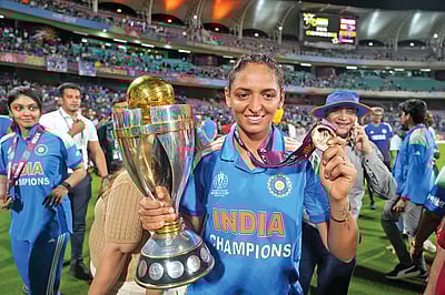 பரிசு மழையில் கிரிக்கெட் வீராங்கனைகள்!