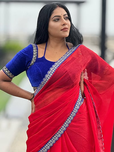 உன்னை நினைத்து... ரேஷ்மா பசுபுலேட்டி!