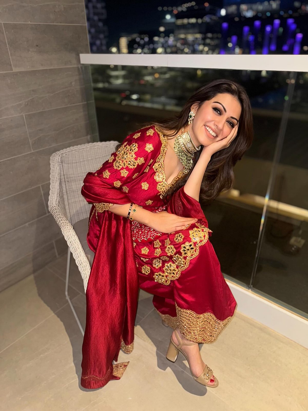 சிவப்பு நிலா... ஹன்சிகா!