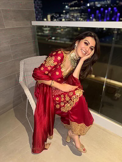 சிவப்பு நிலா... ஹன்சிகா!