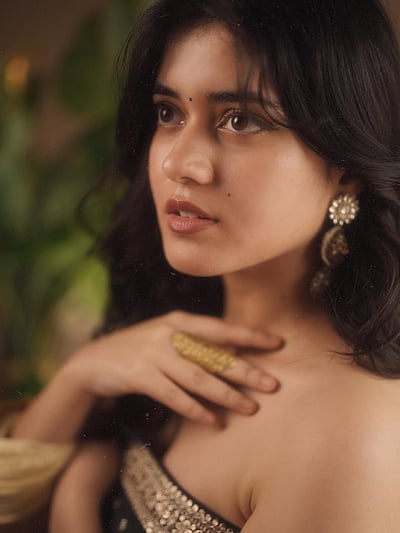 அழகிய... ஐஸ்வர்யா சர்மா!