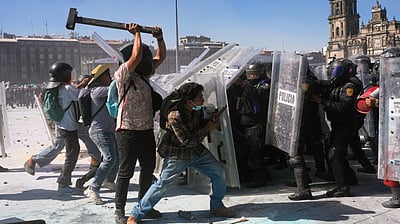 மெக்சிகோ அரசுக்கு எதிராக ஜென் ஸீ போராட்டம்!