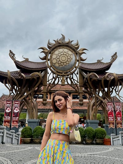 வியத்நாமில்... பிரியா பிரகாஷ் வாரியர்!