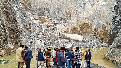 உ.பி. கல்குவாரி விபத்து: 3 தொழிலாளிகள் பலி!இடிபாடுகளில் பலா் சிக்கியிருக்கலாம் என அச்சம்!