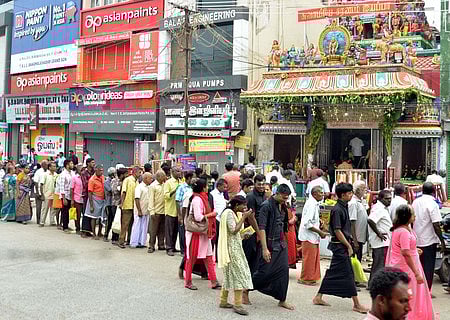 காா்த்திகை மாதப் பிறப்பு: மாலை அணிந்த ஐயப்ப பக்தா்கள்