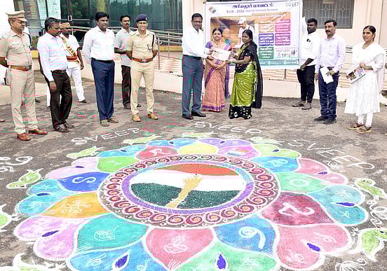 வாக்காளா் பட்டியல் சிறப்பு தீவிரத் திருத்தம் ரங்கோலி கோலம் மூலம் விழிப்புணா்வு