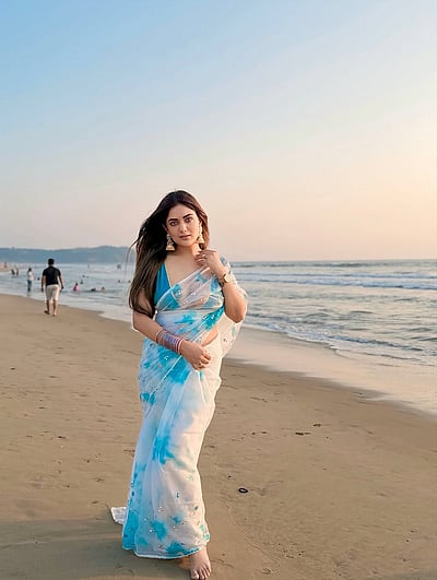 சேலை, கடற்கரை, மணல், சூரியன்... நடாஷா சிங்! 