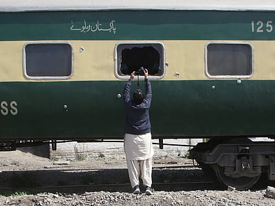 பாகிஸ்தான்: வெடிகுண்டு தாக்குதலில் இருந்து தப்பிய எக்ஸ்பிரஸ் ரயில் 