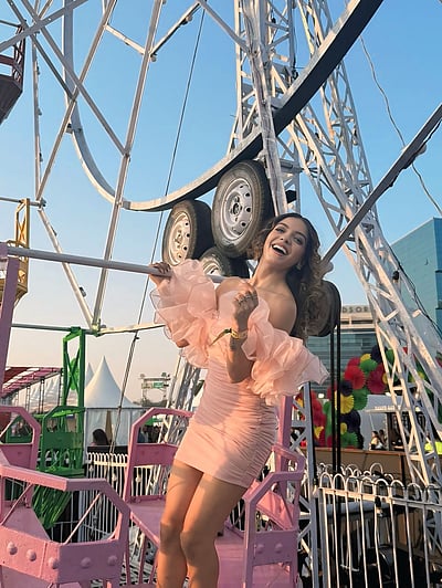 வாழ்க்கை சுழலும்போது... சிம்ரன் புத்தரூப்!