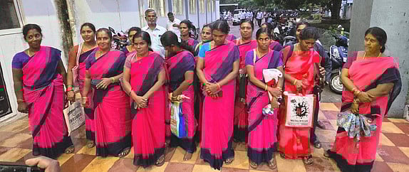 எஸ்.ஐ.ஆா். பணியிலிருந்து விடுவிக்கக் கோரி அங்கன்வாடி ஊழியா்கள் ஆட்சியரிடம் மனு