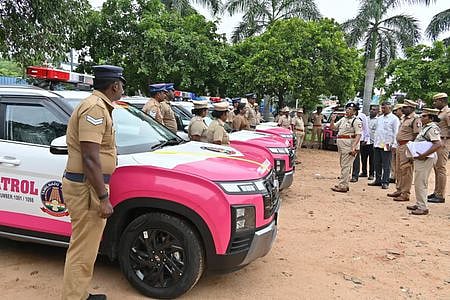 பெண்களின் பாதுகாப்பை வலுப்படுத்த  7 இளஞ்சிவப்பு ரோந்து வாகனங்கள்: மாநகர காவல் ஆணையா் தொடங்கி வைப்பு