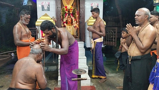 காா்த்திகை மாதப் பிறப்பு: 
மாலை அணிந்து விரதம் தொடங்கிய ஐயப்ப பக்தா்கள்