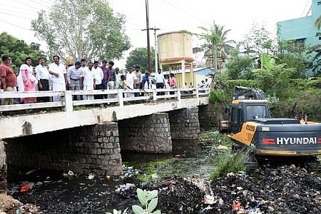 கால்வாயைத் தூா்வாரும் பணியை
தொடங்கி வைத்தாா் அமைச்சா்