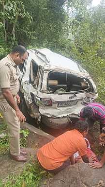 பள்ளத்தில் கவிழ்ந்த காா்: 10 போ் படுகாயம்