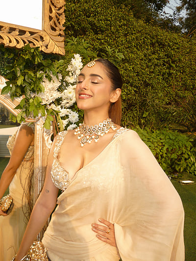 பொன்மேனி உருகுதே... அங்கிதா சர்மா!