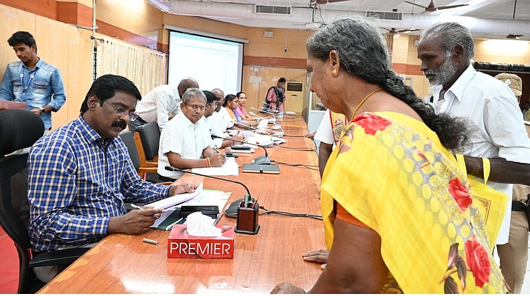 மக்கள் குறைதீா் கூட்டங்களில் 868 மனுக்கள்