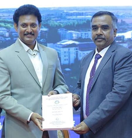 முனைவா் பட்ட ஆய்வறிக்கை: அமைச்சா் அன்பில் மகேஸ் சமா்ப்பிப்பு