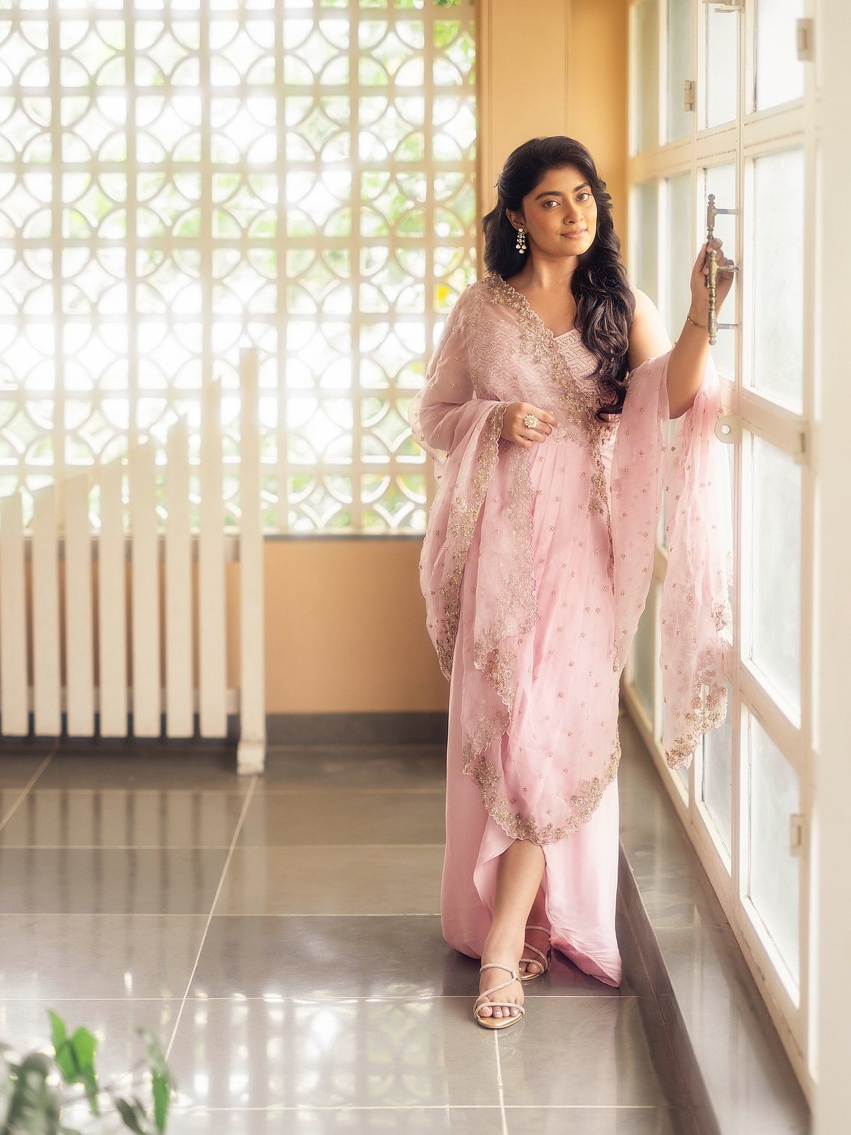 கதவோரக் கவிதை... அம்மு அபிராமி!