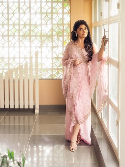 கதவோரக் கவிதை... அம்மு அபிராமி!