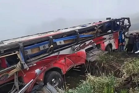 ஈக்வடாா்: பேருந்து விபத்தில் 21 போ் உயிரிழப்பு