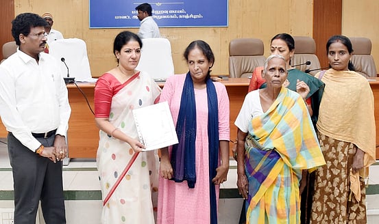 மாற்றுத்திறனாளிகளுக்கு நலத்திட்ட உதவி: காஞ்சிபுரம் ஆட்சியா் வழங்கினாா்