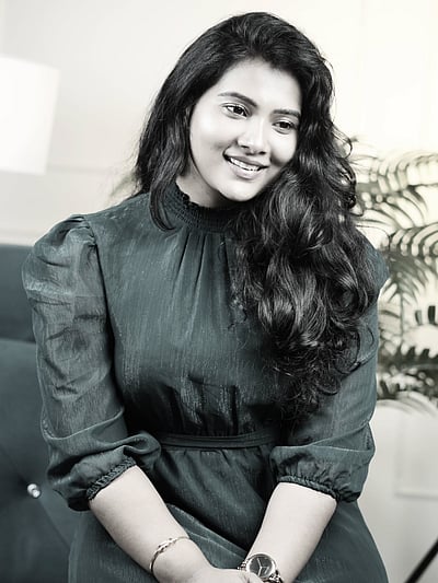 கள்ளச் சிரிப்பில் அந்த வெள்ளைச் சிரிப்பில்... திவ்யா துரைசாமி!