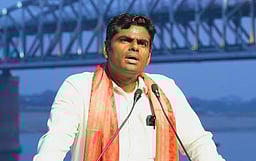 கரூா் மாவட்ட நிா்வாகம் நடுநிலையுடன் இல்லை: அண்ணாமலை