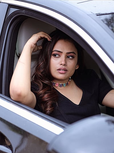 ஸ்டைலிஷ் தமிழச்சி... ஃபரினா ஆசாத்!