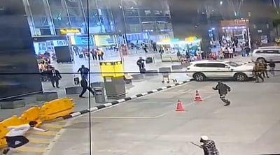 பெங்களூரு விமான நிலையத்தில் ஓட்டுநர்களைக் கத்தியால் குத்த முயன்றவர் கைது!