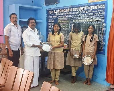 மாணவா்களுக்கு விளையாட்டு உபகரணங்கள் அளிப்பு