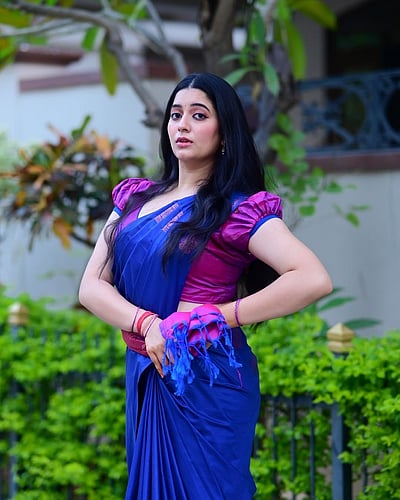 இடை மடிப்பில்... சுதா!