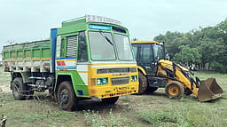 ஏரியில் கழிவுகளை கொட்டிய
லாரி சிறைப்பிடிப்பு