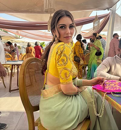 சேலையில் ஒளிரும் பாவை... ஹன்சிகா!