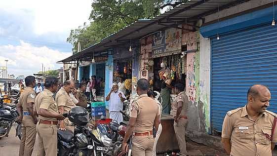 ஆலங்குளத்தில் வாடகை பாக்கி: 3 கடைகளுக்குப் பூட்டு