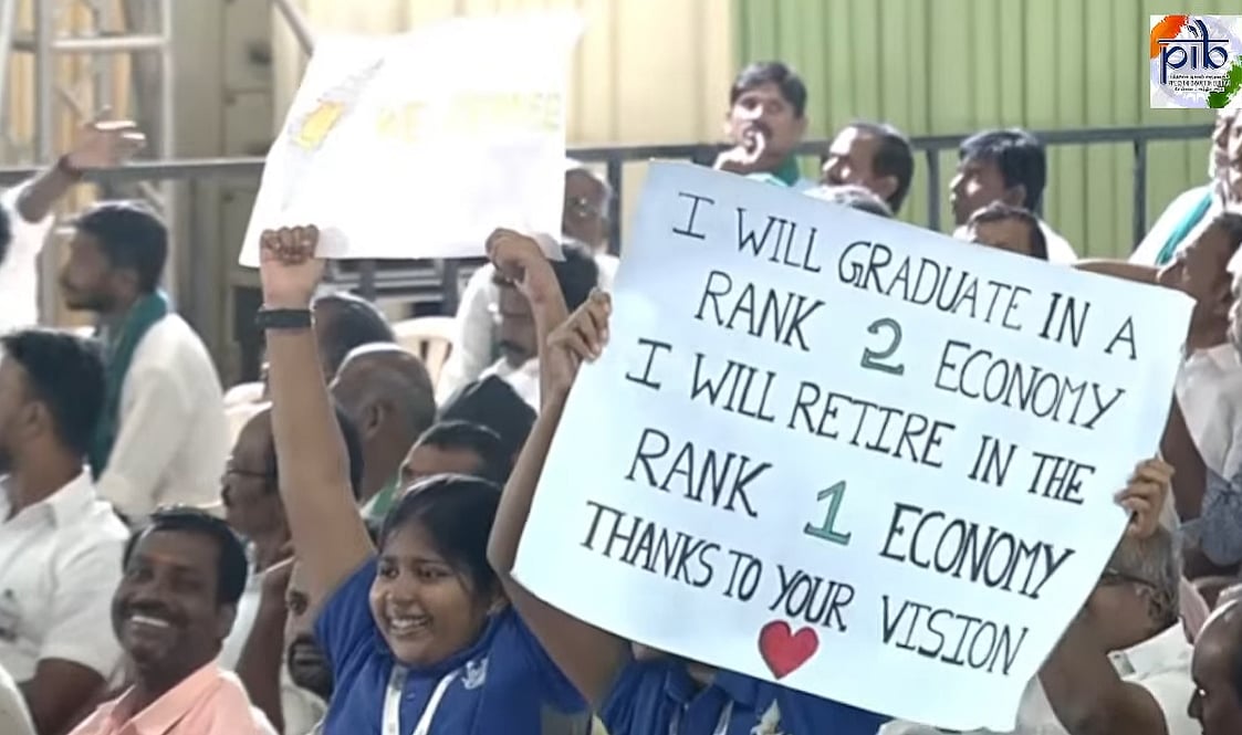 சிறுமிகள் உயர்த்திப் பிடித்திருந்த பதாகைகள்! மோடியின் கவனம் ஈர்த்தது!