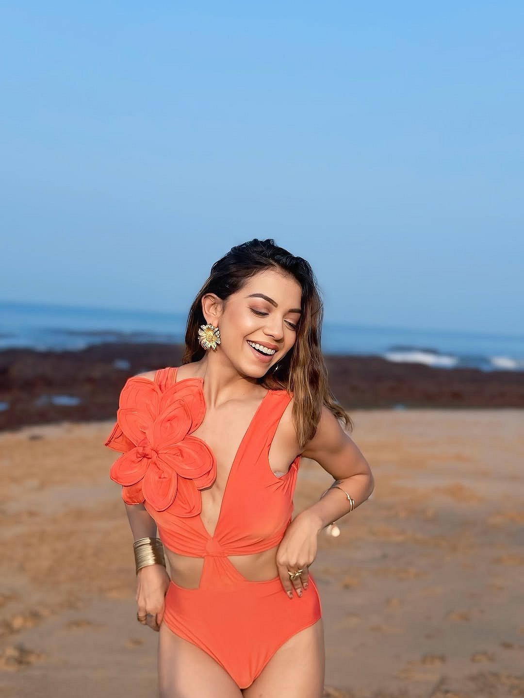 சூரியனின் அழைப்பை மறுக்க முடியாமல்... கோவா... சிம்ரன் புத்தரூப்!