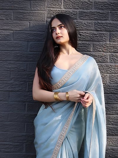 சாம்பல் வண்ணப் பூவே... நேகா ஜேத்வானி! 