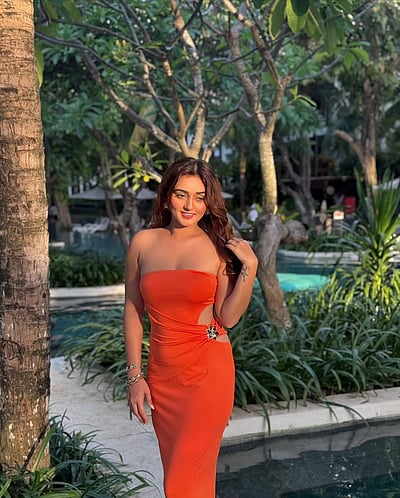 அந்திப்பூ... தன்யா சர்மா!