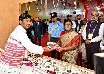 நக்ஸல்கள் வன்முறையைக் கைவிட்டு வளா்ச்சிப் பாதையில் இணைய வேண்டும்: குடியரசுத் தலைவா்