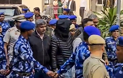 தில்லி காா் வெடிப்பு வழக்கு
குற்றம்சாட்டப்பட்ட 4 பேரை 10 நாள்கள் என்ஐஏ காவலில் வைக்க நீதிமன்றம் உத்தரவு