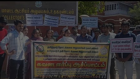 தமிழ்நாடு உதவி தோட்டக்கலை அலுவலா்கள் சங்கத்தினா் ஆா்ப்பாட்டம்