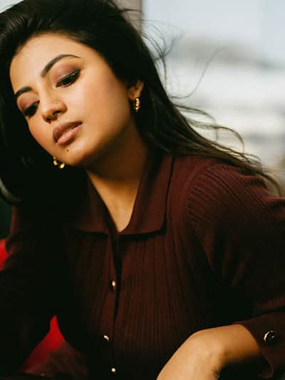 அடர் சிவப்பில்... கயல் ஆனந்தி!