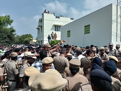 சின்ன வடுகப்பட்டியில் வீடுகளுக்கு சீல்: அறநிலையத்துறை அதிகாரிகளை தடுத்து அரசியல் கட்சியினர்,  குடியிருப்புவாசிகள் போராட்டம் 