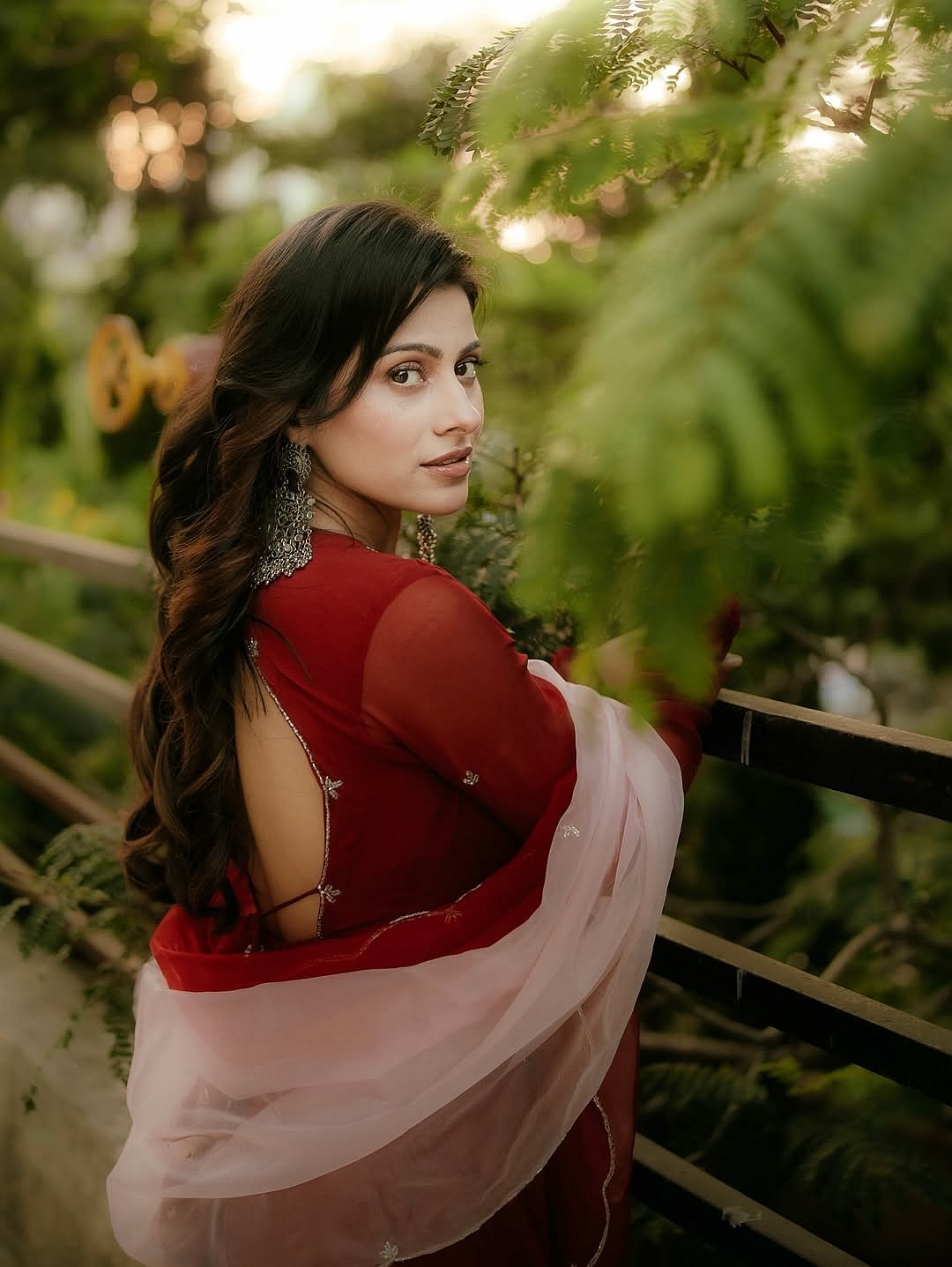 சொற்களால் முடியாதபோது மௌனம் பேசும்... அபர்ணா தீட்சித்!